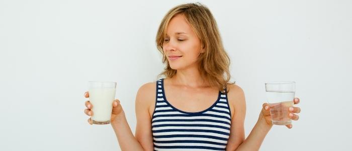 Diluire le proteine in polvere: meglio acqua o latte?